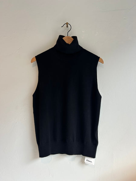 Sleeveless turtleneck - black