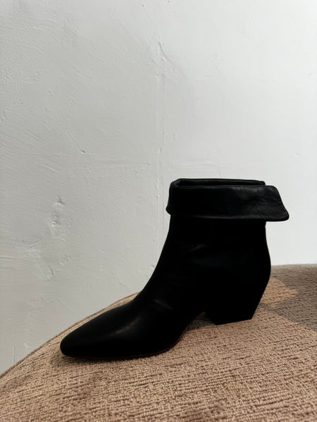 Low leather boots - black